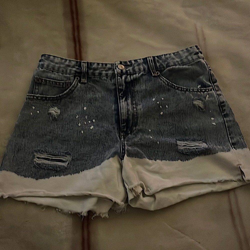 Loose jean shorts
